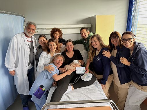 Andrea con i genitori e il team del Versilia