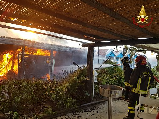 Le operazioni di spegnimento 1 (foto: ufficio stampa vigili del fuoco) 