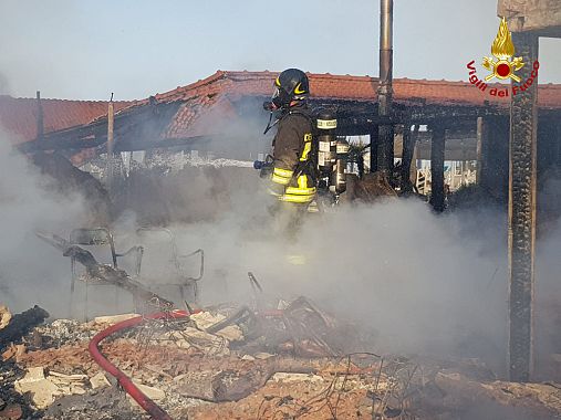 Le operazioni di spegnimento 3 (foto: ufficio stampa vigili del fuoco) 