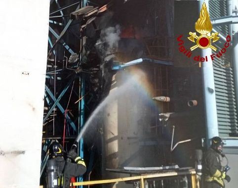 I vigili del fuoco sul luogo dell'incendio