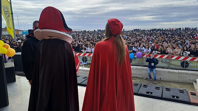 Gli studenti a Viareggio accolti dalle maschere del Carnevale 