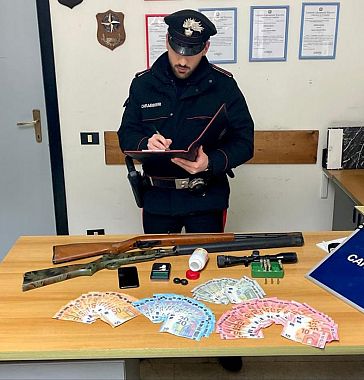 carabiniere con oggetti sequestrati