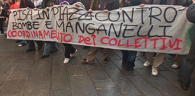 Uno degli striscioni al corteo di Pisa