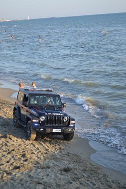 Carabinieri pattugliano spiaggia